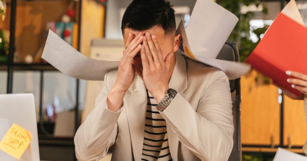 手で顔を覆う人の写真